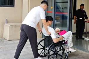 九游首页-心系球队❤曾凡博坐轮椅入场观战总决赛G3 此前腰部重伤赛季报销